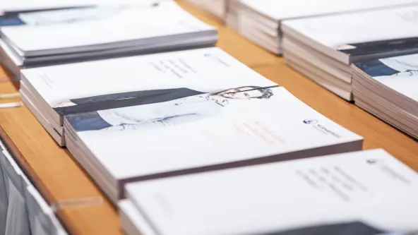 Geschäftsberichte der NÜRNBERGER Versicherung nebeneinander gestapelt