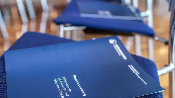 Blaues Heft mit Informationen für Aktionäre der NÜRNBERGER Versicherung