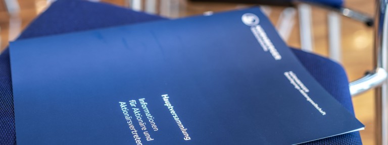 Blaues Heft mit Informationen für Aktionäre der NÜRNBERGER Versicherung