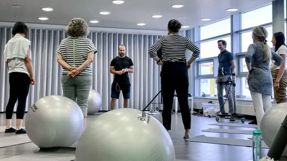 Menschen machen Gymnastik in einem Raum