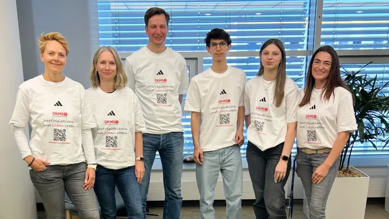 sechs Mitarbeiter der NÜRNBERGER Versicherung in DKMS T-Shirts