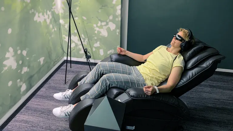 eine Frau liegt auf einem Massagestuhl