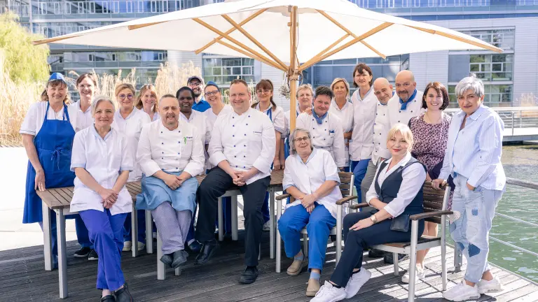 Gruppenbild von Menschen die Köche und Küchenmitarbeiter sind
