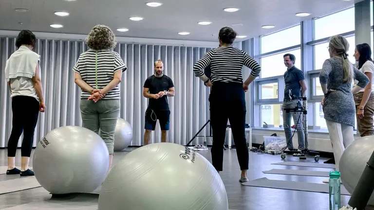 Menschen machen Gymnastik in einem Raum