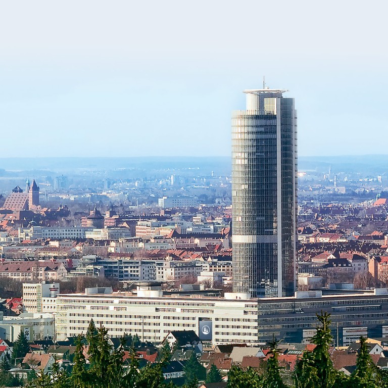 Blick auf den Business Tower in Nürnberg mit Stadtbild