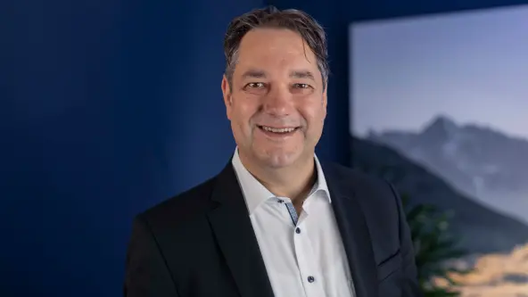 Mann im Anzug lächelt