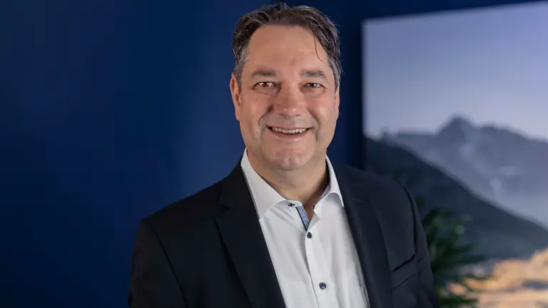 Mann im Anzug lächelt