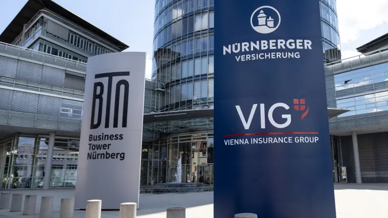 Haupteingang Nürnberger Versicherung mit zwei Pylonen im Vordergrund