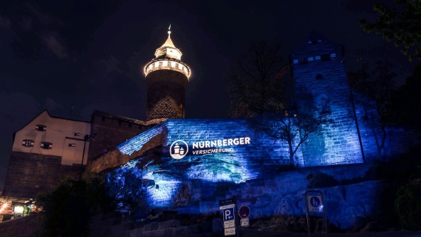 Blau beleuchtete Burg in Nürnberg