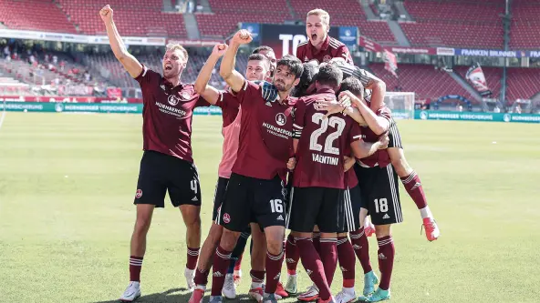Fußballer des 1. FC Nürnberg jubelnd im Stadion