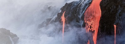 Lava läuft aus einem ausbrechenden Vulkan