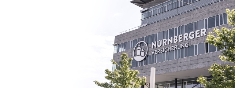 Ein Blick auf das Unternehmenslogo an der Fassade der NÜRNBERGER Versicherung