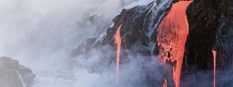 Lava läuft aus einem ausbrechenden Vulkan