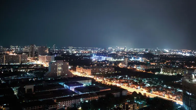 Blick in eine hochbebaute Stadt, die hellbeleuchtet ist