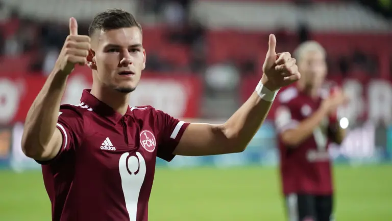 Junger Fußballer des 1. FC Nürnberg jubelt