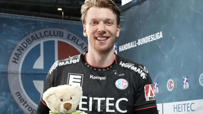 Junger Handballer lacht in die Kamera