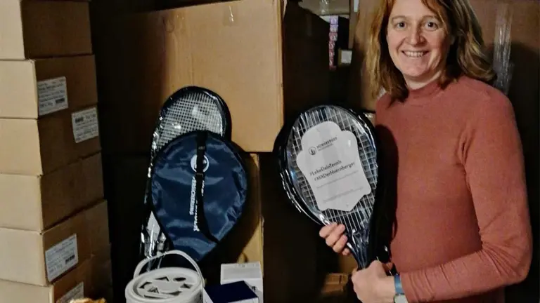 Frau hält Tennisschläger in der Hand