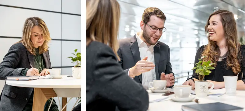 3 Personen unterhalten sich in Business-Kleidung bei einem Kaffee