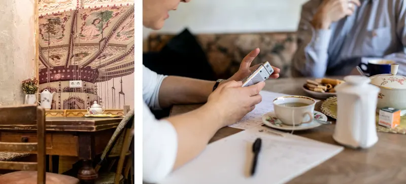 Blick auf einen alten Kaffeetisch mit Notizblock und Diktiergerät