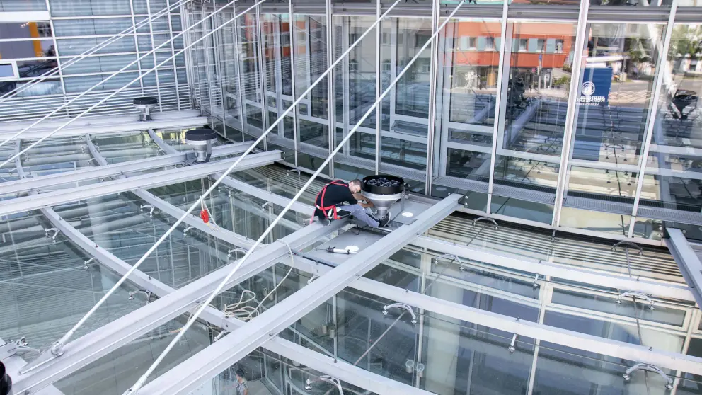 Außenstrahler des Business Tower Nürnberg ohne UV-Licht